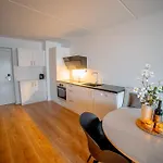 Newly Renovated With Ocean View Pool And Fitness Center *