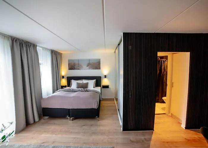 Newly Renovated With Ocean View Pool And Fitness Center