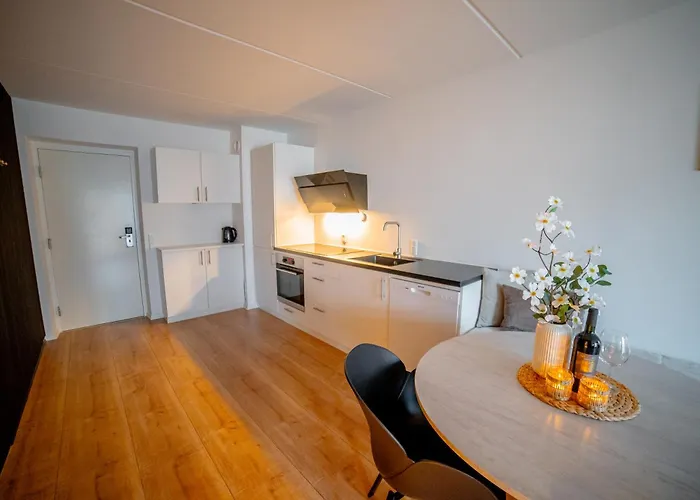 Newly Renovated With Ocean View Pool And Fitness Center *