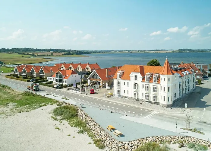 Newly Renovated With Ocean View Pool And Fitness Center